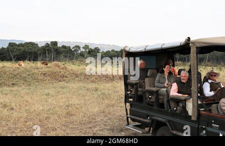 Nairobi, Kenya. 30 août 2021. Les touristes vont visiter la réserve nationale de Masai Mara, Kenya, 30 août 2021. Le Kenya cherche à attirer plus de visiteurs pour le reste de l'année dans le contexte de la reprise du secteur mondial des voyages. Pour les six premiers mois de 2021, le pays a reçu 305,635 voyageurs étrangers, selon Najib Balala, secrétaire du cabinet du ministère du Tourisme et de la faune. Credit: Dong Jianghui/Xinhua/Alay Live News Banque D'Images