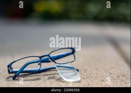 Mise au point sélective sur les lunettes endommagées dont la lentille est rayée est sortie Banque D'Images