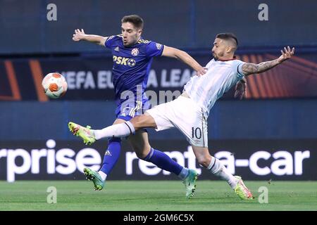 (210917) -- ZAGREB, le 17 septembre 2021 (Xinhua) -- Luka Ivanusec (L) de Dinamo Zagreb rivalise avec Manuel Lanzini de West Ham lors du match H de l'UEFA Europa League entre Dinamo Zagreb et West Ham au stade Maksimir de Zagreb, en Croatie, le 16 septembre 2021. (Goran Stanzl/Pixsell via Xinhua) Banque D'Images