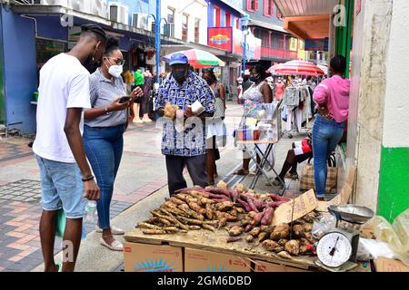 Patates douces en vente par le vendeur de rue à Bridgetown à la Barbade Banque D'Images