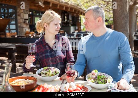 Couple prenant le déjeuner dans le restaurant en plein air Banque D'Images