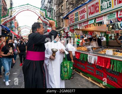 Atmosphère pendant la Fête de San Gennaro 2021 à Little Italy à New York le 16 septembre 2021. Il s'agit d'une fête annuelle qui s'est tenue dans le quartier de la petite Italie pour célébrer la vie de San Gennaro de Naples qui était évêque de Benevento, Italie et a été martyrisé en 305 après J.-C. L'événement a été annulé en 2020 en raison d'une pandémie et est revenu en plein essor cette année. Mulberry Street et ses environs étaient remplis de vendeurs de rue proposant des plats italiens traditionnels ainsi qu'un afflux d'autres cuisines telles que le latin et le chinois. Le premier jour des festivités, Monseigneur David Cassato a joué le TH Banque D'Images