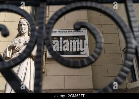 Atmosphère pendant la Fête de San Gennaro 2021 à Little Italy à New York le 16 septembre 2021. Il s'agit d'une fête annuelle qui s'est tenue dans le quartier de la petite Italie pour célébrer la vie de San Gennaro de Naples qui était évêque de Benevento, Italie et a été martyrisé en 305 après J.-C. L'événement a été annulé en 2020 en raison d'une pandémie et est revenu en plein essor cette année. Mulberry Street et ses environs étaient remplis de vendeurs de rue proposant des plats italiens traditionnels ainsi qu'un afflux d'autres cuisines telles que le latin et le chinois. Le premier jour des festivités, Monseigneur David Cassato a joué le TH Banque D'Images