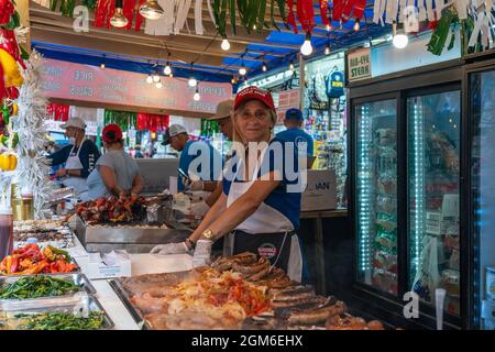 Atmosphère pendant la Fête de San Gennaro 2021 à Little Italy à New York le 16 septembre 2021. Il s'agit d'une fête annuelle qui s'est tenue dans le quartier de la petite Italie pour célébrer la vie de San Gennaro de Naples qui était évêque de Benevento, Italie et a été martyrisé en 305 après J.-C. L'événement a été annulé en 2020 en raison d'une pandémie et est revenu en plein essor cette année. Mulberry Street et ses environs étaient remplis de vendeurs de rue proposant des plats italiens traditionnels ainsi qu'un afflux d'autres cuisines telles que le latin et le chinois. Le premier jour des festivités, Monseigneur David Cassato a joué le TH Banque D'Images