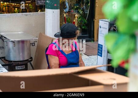 Atmosphère pendant la Fête de San Gennaro 2021 à Little Italy à New York le 16 septembre 2021. Il s'agit d'une fête annuelle qui s'est tenue dans le quartier de la petite Italie pour célébrer la vie de San Gennaro de Naples qui était évêque de Benevento, Italie et a été martyrisé en 305 après J.-C. L'événement a été annulé en 2020 en raison d'une pandémie et est revenu en plein essor cette année. Mulberry Street et ses environs étaient remplis de vendeurs de rue proposant des plats italiens traditionnels ainsi qu'un afflux d'autres cuisines telles que le latin et le chinois. Le premier jour des festivités, Monseigneur David Cassato a joué le TH Banque D'Images