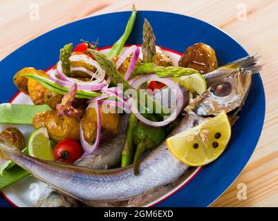 Poisson bleu cuit au four avec pommes de terre Banque D'Images