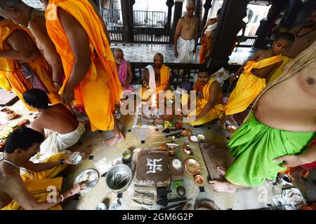 Prêtres hindous de Marathi menant une cérémonie religieuse dans un petit temple à Pune, en Inde. Banque D'Images