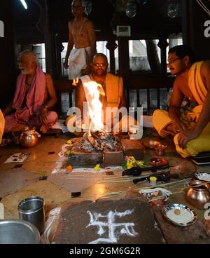 Prêtres hindous de Marathi menant une cérémonie religieuse dans un petit temple à Pune, en Inde. Banque D'Images