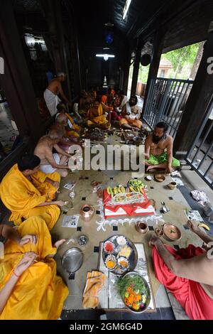 Prêtres hindous de Marathi menant une cérémonie religieuse dans un petit temple à Pune, en Inde. Banque D'Images