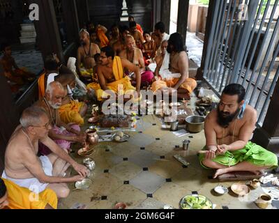 Prêtres hindous de Marathi menant une cérémonie religieuse dans un petit temple à Pune, en Inde. Banque D'Images