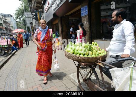 Un vendeur mobile de Guava dans une rue principale à Pune, en Inde. Banque D'Images