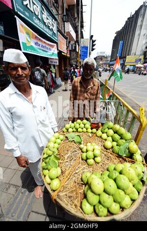 Un vendeur mobile de Guava dans une rue principale à Pune, en Inde. Banque D'Images