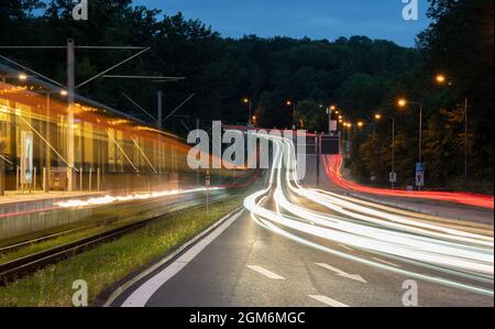 Stuttgart, Allemagne. 17 septembre 2021. Un tramway et des voitures circulent à l'heure de pointe le matin sur une allée à l'extérieur de Stuttgart à l'aube (effet de balayage dû à une longue exposition). Credit: Bernd Weißbrod/dpa/Alay Live News Banque D'Images