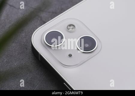 Antalya, Turquie - 14 septembre 2021 : vue arrière du nouveau smartphone blanc iPhone 13 Banque D'Images