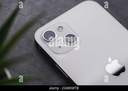 Antalya, Turquie - 14 septembre 2021 : vue arrière du nouveau smartphone blanc iPhone 13 Banque D'Images
