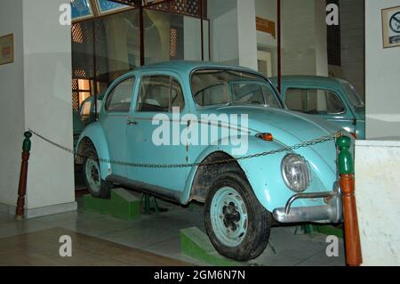 Tripoli, Libye - 4 avril 2006 : la voiture Volkswagen Beetle est exposée au Musée national de Libye. La voiture a été utilisée par le colonel Kadhafi dans les années 1960. Banque D'Images