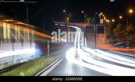 Stuttgart, Allemagne. 17 septembre 2021. Un tramway et des voitures circulent à l'heure de pointe le matin sur une allée à l'extérieur de Stuttgart à l'aube (effet de balayage dû à une longue exposition). Credit: Bernd Weißbrod/dpa/Alay Live News Banque D'Images