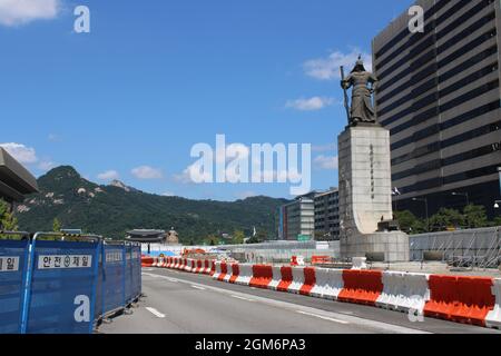 Gwanghwamun Plaza entouré de barricades de sécurité et de construction, à Séoul, en Corée Banque D'Images