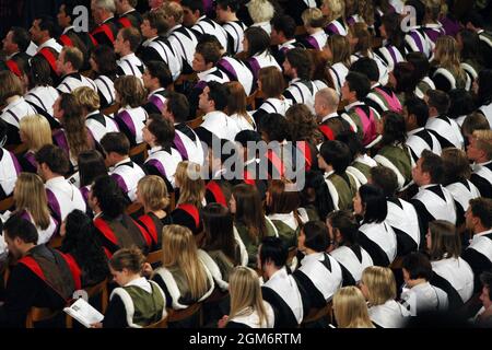 Photo du dossier datée du 27/6/2008, d'étudiants à une cérémonie de remise des diplômes de l'Université. Le nord de l'Angleterre et les régions côtières connaissent une « fuite des cerveaux » de diplômés universitaires, comme beaucoup se déplacent à Londres et dans d'autres villes offrant de meilleures opportunités sur le marché du travail, suggère un rapport. Selon un rapport de l'Institute for fiscal Studies (IFS), les diplômés sont 10 points de pourcentage plus susceptibles d'avoir quitté la région où ils ont grandi que les non-diplômés similaires à l'âge de 27 ans. Date de publication : vendredi 17 septembre 2021. Banque D'Images