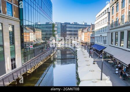 Rivière traversant le centre moderne d'Aarhus, Danemark Banque D'Images