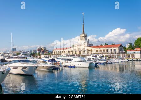 Yachts et bateaux ancrés dans le port de Sotchi Russie Banque D'Images