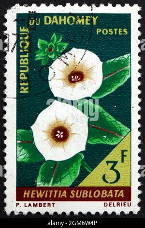 DAHOMEY - VERS 1967 : un timbre imprimé à Dahomey montre Hewittia sublobata, plante à fleurs, vers 1967 Banque D'Images