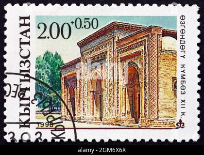 KIRGHIZISTAN - VERS 1993 : un timbre imprimé au Kirghizistan montre le mausolée à Uzgen, Monument architectural, XIIe siècle, vers 1993 Banque D'Images