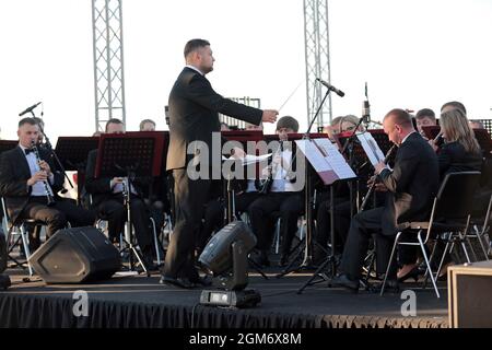 Non exclusif: KIEV, UKRAINE - 15 SEPTEMBRE 2021 - des membres de l'orchestre se produit lors de l'ouverture de l'indépendance est moi. L'indépendance est nous Banque D'Images