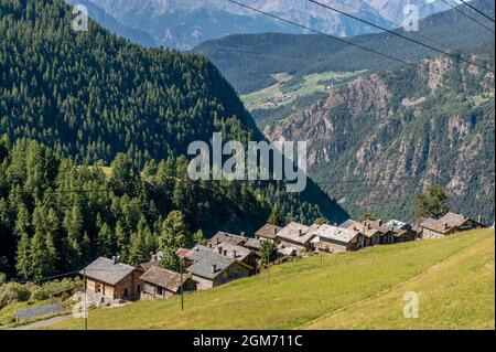 Vue aérienne du hameau de la ville, Chamois, Vallée d'Aoste, Italie, en été Banque D'Images