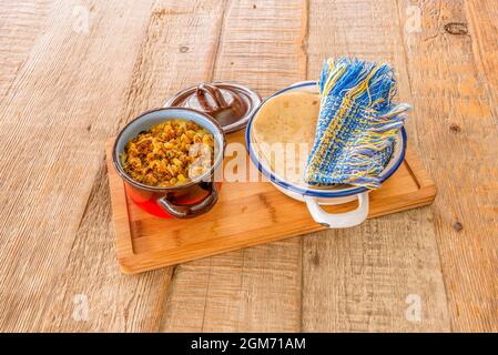 Moule à tarte en émail avec tacos mexicains au fromage de fleur et tortillas de maïs dans un bol blanc Banque D'Images