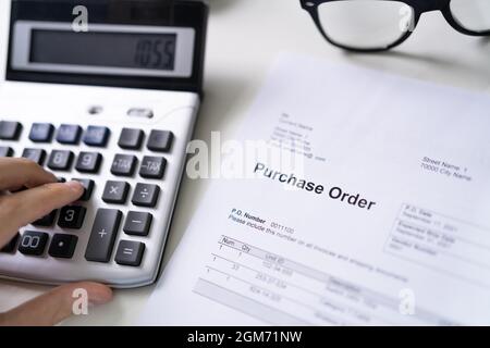 Personne remplissant manuellement UN formulaire de bon de commande sur le bureau Banque D'Images