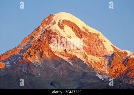 Neige couverte pic du Mont Kazbek vu de la ville de Stepantsminda, Géorgie Banque D'Images