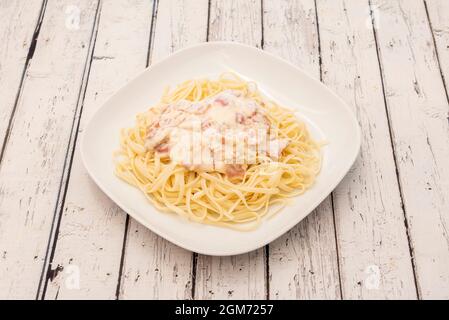 Pâtes de blé cuites nouilles et sauce gazéra guanciale cuisinée dans un restaurant italien populaire. Banque D'Images