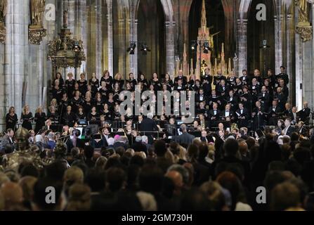 Prague, République tchèque. 16 septembre 2021. L'Orchestre philharmonique tchèque dirigé par Petr Altrichter a Uni ses forces avec le Choeur philharmonique de Prague et a présenté l'oratorio de Dvorak - Saint Ludmila, à la cathédrale Saint-Vitus, Prague, République tchèque, le 16 septembre 2021. La performance est un élément indispensable de la commémoration du 1 er 00e anniversaire de la mort de Ludmila le 15 septembre 921, lorsqu'elle a été assassinée au château de Tetin. Ludmila et son petit-fils, Saint Venceslas, sont deux des saints tchèques les plus importants. Crédit : Michal Krumhanzl/CTK photo/Alay Live News Banque D'Images