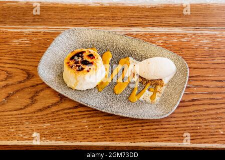 Dessert de tapioca monté avec un flan à la terre de biscuit, au sirop de mangue et à la crème glacée Banque D'Images