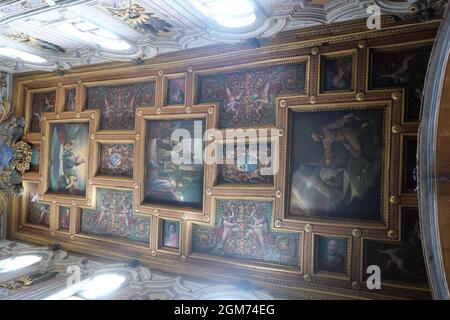 FRESQUES SUR LE PLAFOND DE LA BASILIQUE DE SAN BARTOLOMEO ALL'ISOLA Banque D'Images