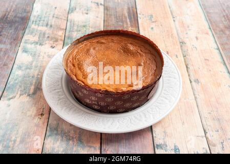 Cheesecake entier fraîchement cuit sur une assiette blanche. Banque D'Images