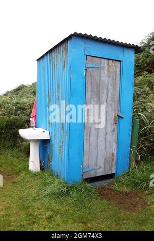 Toilette avec évier extérieur, lavage des mains et serviette au camping sur l'île de Canna dans les Hébrides intérieures de l'Écosse Banque D'Images