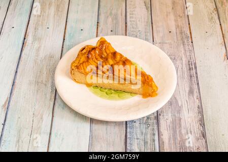 tarte aux pommes classique à base de crème et tranches de pommes rôties avec confiture de pommes sur le dessus Banque D'Images