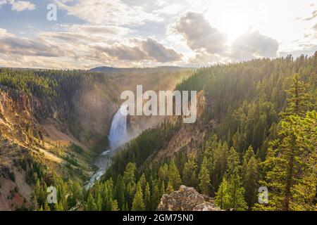 Coucher de soleil incroyable aux chutes inférieures dans le Grand Canyon du parc national de Yellowstone Banque D'Images