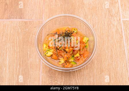 Tartare de saumon mariné avec tacos d'avocat mûrs, algues séchées râpées, jus de marinade et semestres de pavot et de sésame Banque D'Images