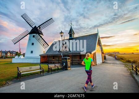 Lytham St Annes. Météo au Royaume-Uni : 17 septembre 2021. Météo au Royaume-Uni : commencez la journée par des vents légers tandis que les habitants de la région s'exerceront en toute légèreté sur la promenade du front de mer. Les moulins à vent sont présents dans l'histoire de Lytham depuis des centaines d'années. En 1805, Richard Cookson a demandé et obtenu un bail du Squire pour une parcelle de terrain sur laquelle construire une «milne venteuse». Plus tard, en 1860, lorsque les maisons prestigieuses de la région ont été construites, les résidents ont considéré le moulin à vent comme une « nuisance industrielle » crédit; MediaWorldImages/AlamyLiveNews Banque D'Images