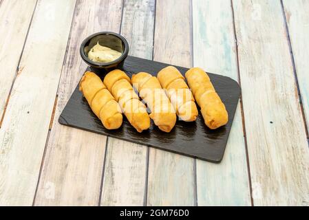 Assiette de tequeños farcis frits à l'huile d'olive et faits avec de la farine de blé Banque D'Images