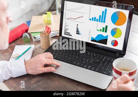 Concept d'analyse graphique affiché sur un écran d'ordinateur portable Banque D'Images