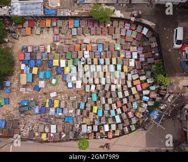 Narayanganj, Dhaka, Bangladesh. 17 septembre 2021. Des dizaines de fourgonnettes colorées sont garées dans un parking à Narayanganj, au Bangladesh. Ces fourgonnettes sont utilisées pour approvisionner les magasins et les marchés locaux et sont ramenées au stand après la livraison des marchandises. (Image de crédit : © Joy Saha/ZUMA Press Wire) Banque D'Images