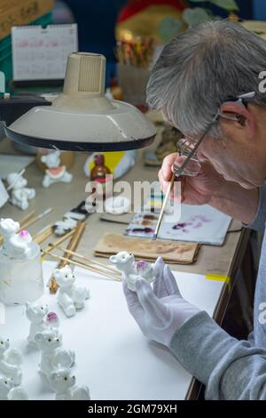 Gros plan d'un artiste plus ancien décorant des pièces de poterie au centre artisanal du musée Noritake de Nagoya. Banque D'Images