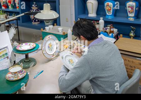 Une assiette d'artiste décorant le centre d'artisanat en poterie du musée Noritake de Nagoya. Banque D'Images
