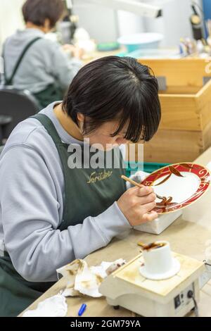 Assiette de décoration d'artiste féminine au centre d'artisanat en poterie du musée Noritake de Nagoya. Banque D'Images