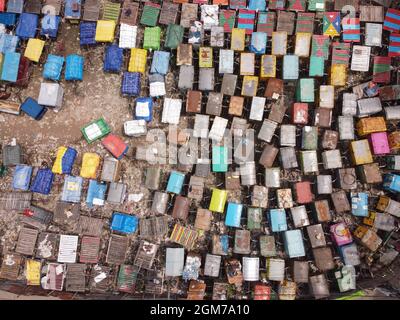 Narayanganj, Dhaka, Bangladesh. 17 septembre 2021. Des dizaines de fourgonnettes colorées sont garées dans un parking à Narayanganj, au Bangladesh. Ces fourgonnettes sont utilisées pour approvisionner les magasins et les marchés locaux et sont ramenées au stand après la livraison des marchandises. (Image de crédit : © Joy Saha/ZUMA Press Wire) Banque D'Images