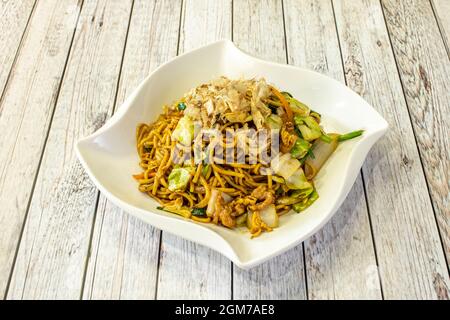 Nouilles udon sautées avec légumes, poulet de ferme, œufs brouillés et sauce yakisoba Banque D'Images